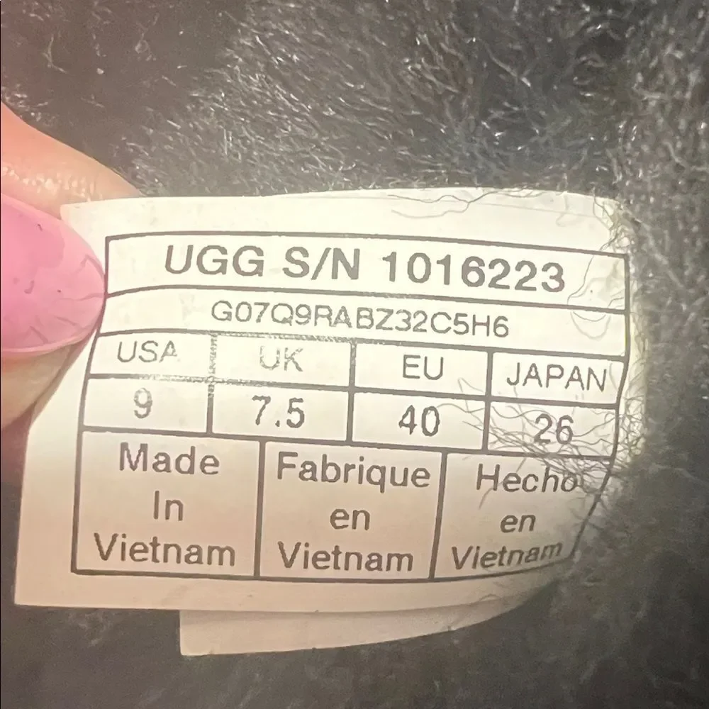 UGG Women's Classic Short - Size 9